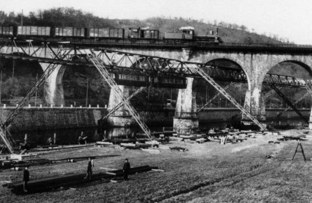 Xây dựng Schwebebahn năm 1900.jpg